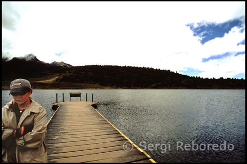 Embarcadero en la Laguna Mucubají.  Venezuela. Mi viaje por Mérida concluye con una visita a la zona Norte próxima a Apartaderos. Una carretera solitaria en medio del páramo me lleva a Pico el Águila. Mi intención es poder observar al Cóndor Andino en acción. Estoy de surte, a pocos metros de mi despliega sus alas el ave voladora más grande del mundo. Es todo un espectáculo ver como planea en círculo buscando algún animal muerto. El pico ha recibido al menos cuatro diferentes nombres a lo largo de la historia, el nombre con el que se le conoció por primera vez fue el de «pico La Columna», nombre que además era usado indistintamente con los nombres de «Concha» y «Peineta». En el año 1925, por propuesta del Dr. Tulio Febres Cordero y Juan Rodríguez Suárez, le fue cambiado el nombre al de «pico Bolívar» en honor al Libertador de la Gran Colombia, Simón Bolívar.3 Sin embargo, tanto el nombre de «pico Bolívar» como «Pico La Columna» se mantuvieron hasta mediados de los años 1950s cuando inclusive el mapa físico político de los Estados Unidos de Venezuela muestra al pico con ambos topónimos.