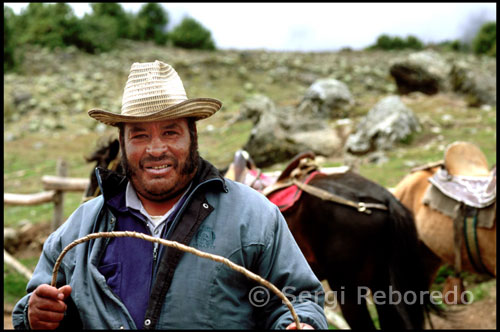 Paseos a caballo desde la Laguna Mucubají a la Laguna Negra.  Venezuela. Prosigo mi viaje hacia el Centro de Visitantes Faustino Díaz, lugar donde es posible aparcar el coche y recabar toda la información actualizada del Parque Nacional Sierra Nevada. Caminando desde aquí, en apenas diez minutos, aparece ante mi la Laguna Mucubají, el lago de origen glaciar más grande del lugar, aunque mi intención es llegar hasta la Laguna Negra. Se encuentra a tan solo dos horas caminando o una hora si elijo explorar la zona alquilando un caballo.  Descubran los más hermosos sitios andinos cabalgando con Sylvie y Jacky. Viven, desde hace varios años, en las montañas de Mérida donde su magia y la atracción por los caballos los han cautivado. Comparten esa pasión con sus huéspedes en su finca, situada a 2000m, donde les espera una hermosa vista de la Sierra Nevada, sobre todo del Glaciar Humboldt. Ahí crían y entrenan sus caballos; ellos mismos se encargan del mantenimiento de las sillas y la calza de herraduras para garantizar el mejor confort al jinete y a su montura. Hablan francés, español, inglés y alemán.