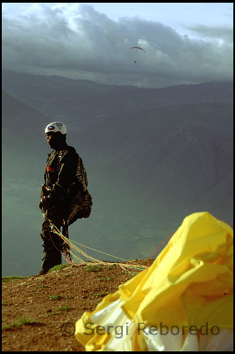 Monitor para vuelos en tandem. Parapente en Tierra Negra. Venezuela. La montaña está ubicada al oeste de Mérida. Su geografía es totalmente espectacular y la vegetación difiere en gran medida del resto de la flora típica andina. El romanticismo y tranquilidad del páramo contrasta fuertemente con las emociones intensas que se viven en las montañas. Cuentan los profesionales de este deporte que éste lugar está entre los 10 mejores del mundo para vuelos de disfrute y tandem. Su impresionante desnivel de 960 metros sumado a las espectaculares vistas confieren a este paraje una zona única para practicar el parapente, sin mencionar lo más importante, que son sus condiciones de viento dinámico.   Se trata de poder despegar, volar y aterrizar con un ala flexible por los propios medios del piloto, es decir; a pie. El ideal sería desde una ladera no muy inclinada y encarada a un viento moderado de unos 10-20 km/h, o menos aún si se pretende volar cerca de la costa, ya que el aire tendrá una mayor densidad allí debido a unas presiones atmosféricas y humedades relativas más elevadas. Después el piloto se sentará cómodamente en una silla o arnés, unidos a las bandas de suspentaje mediante dos mosquetones. La forma de vuelo es pendular, lo que quiere decir que el piloto tiene control directo en sólo dos de los tres planos de vuelo; alabeo (con el peso del piloto y los frenos) y cabeceo con los dos frenos simultáneamente y con el acelerador) la guiñada por lo tanto, al carecer de cola, queda fuera del control del piloto.