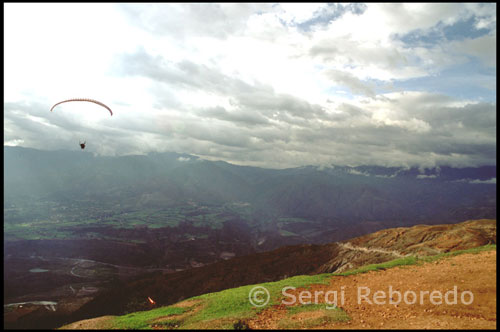 Volando en tandem. Parapente en Tierra Negra. Merida. Venezuela. La montaña está ubicada al oeste de Mérida. Su geografía es totalmente espectacular y la vegetación difiere en gran medida del resto de la flora típica andina. El romanticismo y tranquilidad del páramo contrasta fuertemente con las emociones intensas que se viven en las montañas. Cuentan los profesionales de este deporte que éste lugar está entre los 10 mejores del mundo para vuelos de disfrute y tandem. Su impresionante desnivel de 960 metros sumado a las espectaculares vistas confieren a este paraje una zona única para practicar el parapente, sin mencionar lo más importante, que son sus condiciones de viento dinámico.   El Parapente es una manera muy simple de volar. No hay necesidad de usar un motor. Se aprovechan los recursos que ofrece la naturaleza para planear como lo hacen las aves. Bajo buenas condiciones, se pueden hacer vuelos que duren varias horas, alcanzando alturas apreciables, cubrir grandes distancias, así como explorar las nubes por dentro...   El vuelo en Tandem es un vuelo de dos personas, donde el pasajero vá sentado delante, y el piloto se encarga de despegar, volar y aterrizar el parapente. Eso quiere decir, que para volar en Tandem no hace falta tener conocimientos previos, ni hacer un curso.