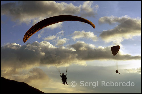 Volando en tandem. Parapente en Tierra Negra. Merida. Venezuela. La montaña está ubicada al oeste de Mérida. Su geografía es totalmente espectacular y la vegetación difiere en gran medida del resto de la flora típica andina. El romanticismo y tranquilidad del páramo contrasta fuertemente con las emociones intensas que se viven en las montañas. Cuentan los profesionales de este deporte que éste lugar está entre los 10 mejores del mundo para vuelos de disfrute y tandem. Su impresionante desnivel de 960 metros sumado a las espectaculares vistas confieren a este paraje una zona única para practicar el parapente, sin mencionar lo más importante, que son sus condiciones de viento dinámico.  Los pilotos Tandem son certificados por la Federación de Ícaros y Parapentes tiene años de experiencia. Al pasajero le bastará con unas cortas instrucciones antes del despegue para estar volando.   Ven a visitar el cielo ... en Mérida, el Vuelo en Parapente es posible gracias a un grupo de profesionales EXPERTOS con muchos años de experiencia, certificados y con equipo de última generación que le garantizan un vuelo seguro y placentero, una experiencia INOLVIDABLE!!! 