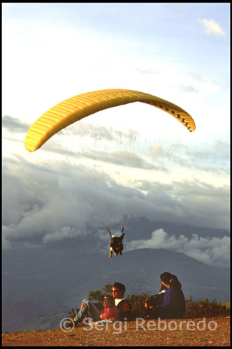Algunos aficionados se acercan para ver volar los parapentes.  Parapente en Tierra Negra.  Venezuela. Uno a uno los parapentes fueron descendiendo por el valle. La suavidad con que planeaban era asombrosa. Los curiosos se habían colocado en lugares estratégicos de la ladera desde donde se podía divisar todo el espectáculo. Algunas familias estaban al completo, y sus hijos de corta edad eran los que más disfrutaban, eso sí, sin acabar de entender todas las explicaciones que sus padres les estaban dando sobre como un hombre podía mantenerse en el cielo tanto rato sin llegar a caerse. Para las gentes de Mérida este idílico paraje resultaba un lugar cautivador donde poder pasar el rato unidos merendando, mientras las vistas iban cambiando minuto a minuto como sTodos los días es posible realizar tu sueño de volar, eso sí, acompañado por un piloto profesional y en uno de los mejores lugares del mundo: Tierra Negra, en el estado Mérida, Venezuela.  Los pilotos están avalados por Comietur, Inatur, Inparques y la Federación Deportiva Venezolana de Ícaros y Parapentes (Fedevip).  Si tú eres una de esas personas que siempre ha querido volar, sólo tendrás que coordinar con anticipación, reservar tu cupo y cumplir tu sueño de VOLAR. 