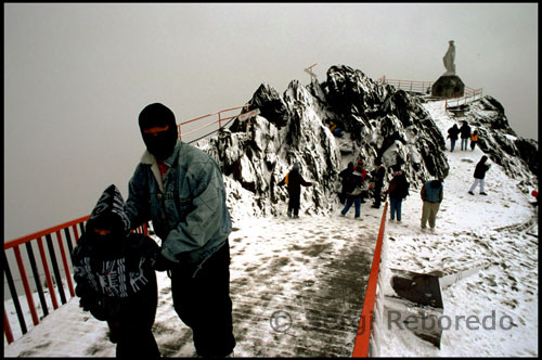 Pico Espejo, ultima estación. 4765 metros. Teleférico de Mérida. Venezuela. La cabina se detiene en su último tramo y el frío comienza a hacer mella entre todos los presentes. La nieve y  la niebla desdibujan una típica postal navideña cuando escasamente dos horas antes había estado en manga corta con un sol radiante. Merodeo por los alrededores todo lo que mi cuerpo puede aguantar sin ropa de invierno y vuelvo hasta el teleférico para regresar hasta la tercera fase, Loma Redonda, que es dónde empieza mi trekking hasta el pequeño pueblecito de Los Nevados. Comienzo lentamente el descenso por tortuosos y serpenteantes caminos que me llevarán desde los 4045m a los 2700m. Cese de operaciones 2008-2015[editar] En agosto de 2008, el experto suizo Hily Manz y un comité técnico de ese país realizaron una inspección general del sistema, en cuya investigación se determinó que los cables portadores de los vagones están a punto de cumplir 50 años, lo que es decir su vida útil. De igual manera se descubrió que una de las torres del sistema presenta una fisura. Por recomendaciones de este grupo de expertos europeos el teleférico de Mérida fue cerrado en el mismo mes para resguardar la seguridad de los usuarios. ?  Nuevos vagones del teléferico en 2015 Nuevo Teleférico Mukumbarí[editar] A partir del año 2010, el gobierno venezolano contrató los servicios de la empresa Doppelmayr para modernizar totalmente el sistema teleférico de Mérida, a fin de solventar los problemas presentados en las guayas y en algunas de las torres del sistema. Este proceso de modernización se lleva a cabo con una inversión de más de 200 millones de dólares e incluye la instalación de nuevas guayas, vagones y dispositivos de seguridad. Se decidió entonces construir un sistema totalmente nuevo.4 Las primeras tres estaciones (Barinitas, La Montaña y La Aguada), del más importante atractivo turístico de la región, deberían estar listas a finales del mes de agosto del 2012, según explicó Fleming. A partir de ese momento comenzará el período regular de pruebas, para garantizar toda la seguridad necesaria para el disfrute de la nieve en Pico Espejo por parte de propios residentes y de los visitantes de todo el continente