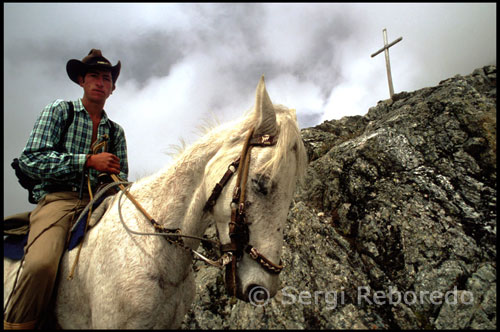 Ruta a caballo desde la estación del teleférico de Loma Redonda al pueblo de Los Nevados.  Venezuela. La cabina se detiene en su último tramo y el frío comienza a hacer mella entre todos los presentes. La nieve y  la niebla desdibujan una típica postal navideña cuando escasamente dos horas antes había estado en manga corta con un sol radiante. Merodeo por los alrededores todo lo que mi cuerpo puede aguantar sin ropa de invierno y vuelvo hasta el teleférico para regresar hasta la tercera fase, Loma Redonda, que es dónde empieza mi trekking hasta el pequeño pueblecito de Los Nevados. Comienzo lentamente el descenso por tortuosos y serpenteantes caminos que me llevarán desde los 4045m a los 2700m. 