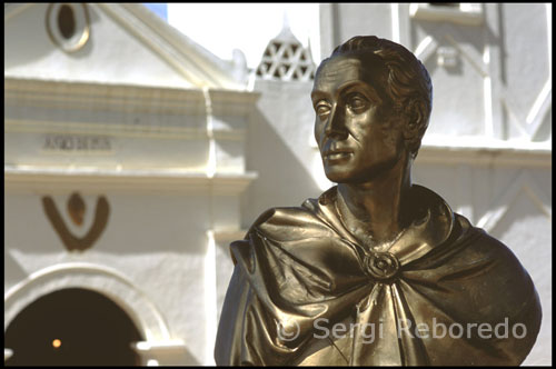 Busto dedicado a Simón Bolivar. Los Nevados. Venezuela. Medio kilómetro antes de llegar escucho el grito de una persona sin entender muy bien lo que dice. Al poco tiempo otro alarido en la letanía contesta al primero y entiendo que mi vista esta siendo anunciada como hacían los indios en épocas remotas. Los tejados de las primeras casas comienzan a vislumbrarse. Por fin he llegado a Los Nevados.  Los Nevados, es una población fundada en 1591, ubicada en el Parque Nacional Sierra Nevada en Mérida, Venezuela, situado a 2.710 msnm y con una población aproximada de 2000 habitantes.1 Su nombre se debe a los glaciares de los picos León, Toro y Espejo que podían observarse desde Los Nevados antes de su desaparición en la década de los 60. La principal actividad de la zona es el Turismo, mediante sus paseos a caballo y burro vía la estación del teleférico de Loma Redonda. Sus habitantes, también se dedican a la agricultura, en donde destaca el cultivo de la papa, maíz, trigo y ajo.