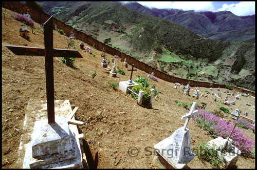 Vistas generales del cementerio del pueblo de Los Nevados. 2700 metros.  Venezuela. Medio kilómetro antes de llegar escucho el grito de una persona sin entender muy bien lo que dice. Al poco tiempo otro alarido en la letanía contesta al primero y entiendo que mi vista esta siendo anunciada como hacían los indios en épocas remotas. Los tejados de las primeras casas comienzan a vislumbrarse. Por fin he llegado a Los Nevados.  Los Nevados es un fantástico refugio en la paz de los pliegues del paisaje andino y el Parque Nacional Sierra Nevada. Si está buscando escapar de la ciudad, hacer senderismo y montar a caballo, posiblemente, Los Nevados es ideal para usted. El viaje comienza con un paseo en jeep de 4h 30min a través de los sinuosos caminos de Los Andes, que por ahora, es la única forma que existe para llegar a esta aldea aislada separada del mundo que le rodea. A medida que va subiendo desde 1700m de altitud en los que se encuentra Mérida y se acerca de 2700m de altitud, usted podrá observar las hermosas vistas que ofrecen las montañas en el transcurrir el viaje y podrá apreciar plenamente algunas formas de vida en la montaña que están en extinción. Los Nevados es un pequeño pueblo en la otra cara de la montaña que mantiene el dominio del famoso Teleférico de Mérida. El pueblo en sí sobrevive casi exclusivamente de su agricultura. Las típicas casitas de tapia con sus techos rojos no dejarán de encantarle. Durante su tiempo en nuestra Posada (3000msnm), usted podrá observar la forma de cocinar en un fuego abierto y podrá también experimentar el sistema de transporte local (mulas), así como los placeres de la vegetación de montaña y ríos cercanos. Los Nevados es perfecto para escapar del ruido de la ciudad y es la manera perfecta de relajarse con los paisajes vírgenes que nos ofrecen las montañas, ideales para estudiar el estilo andino de vida y la vegetación.