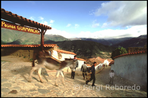 Típicas calles del pueblo de Los Nevados. Venezuela. Medio kilómetro antes de llegar escucho el grito de una persona sin entender muy bien lo que dice. Al poco tiempo otro alarido en la letanía contesta al primero y entiendo que mi vista esta siendo anunciada como hacían los indios en épocas remotas. Los tejados de las primeras casas comienzan a vislumbrarse. Por fin he llegado a Los Nevados. 