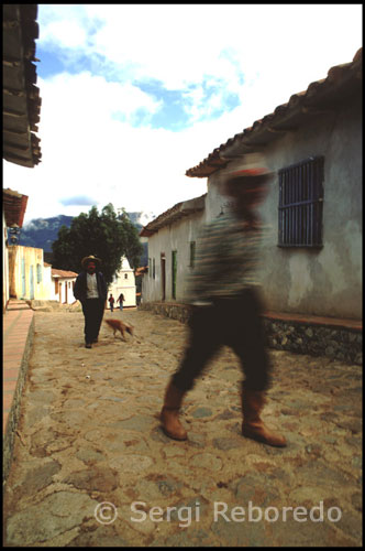 Típicas calles del pueblo de Los Nevados. Venezuela. Medio kilómetro antes de llegar escucho el grito de una persona sin entender muy bien lo que dice. Al poco tiempo otro alarido en la letanía contesta al primero y entiendo que mi vista esta siendo anunciada como hacían los indios en épocas remotas. Los tejados de las primeras casas comienzan a vislumbrarse. Por fin he llegado a Los Nevados.  2 Días y 1 Noche. Saliendo alrededor de las 8am de Mérida, viajará a Los Nevados en jeep, para llegar alrededor de 1pm. Por la tarde organizamos un breve paseo en mula o a pie para explorar el paisaje de montaña. La noche se pasa en nuestra Posada, antes de regresar a Mérida en jeep a la mañana siguiente. 3 Días y 2 Noches. Del mismo modo que el tour de dos días y una noche, salimos temprano desde Mérida para llegar a tiempo para hacer una breve actividad en el Día 1. Tras su primera noche, organizamos una actividad de día completo, viajando hasta 4200msnm y ver el famoso Teleférico de Mérida y regresando. Pasamos la segunda noche en la misma Posada que la noche anterior, antes de su regreso a Mérida el último día. 