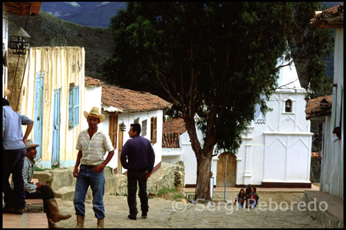 Típicas calles del pueblo de Los Nevados. Venezuela. Medio kilómetro antes de llegar escucho el grito de una persona sin entender muy bien lo que dice. Al poco tiempo otro alarido en la letanía contesta al primero y entiendo que mi vista esta siendo anunciada como hacían los indios en épocas remotas. Los tejados de las primeras casas comienzan a vislumbrarse. Por fin he llegado a Los Nevados.  3 Días y 2 Noches. Del mismo modo que el tour de dos días y una noche, salimos temprano desde Mérida para llegar a tiempo para hacer una breve actividad en el Día 1. Tras su primera noche, organizamos una actividad de día completo, viajando hasta 4200msnm y ver el famoso Teleférico de Mérida y regresando. Pasamos la segunda noche en la misma Posada que la noche anterior, antes de su regreso a Mérida el último día. 3 Días-2 Noches. Travesía. Esta es la opción para el tipo de personas que son más aventureras. Después de llegar a Los Nevados de la misma manera que los otros tour (en jeep), pasamos una noche en nuestra posada, para subir al día siguiente en lomo de mula hasta el Teleférico de Mérida a 4200msnm. Desde allí descendemos a pie guiados por un experto guía de montaña, hasta llegar a la 3ª estación del Teleférico a 3300msnm, en donde pasamos la segunda noche. Al tercer día descenderemos a pie con nuestro guía hasta Mucunután, un pequeño pueblo andino que tiene acceso por carretera, y allí un carro nos espera para traernos de vuelta a Mérida, pasando por las aguas termales en Tabay: ¡la oportunidad perfecta para bañarse y relajarse después de 2 días de camino!