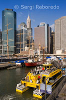 Seaport Pier 16 and 17. Water-taxi stop at Pier 17. Also located here is also a three-storey shopping mall which includes many shops and restaurants. Just ahead, at Pier 16, we docked the schooner Pioneer. Tel 212-748-8786 Built in 1885, and in which we can take a stroll along the Hudson. (Tue-Fri 3pm-5pm $ 25US - $ 35US 7pm-9pm - Sat-Sun 1pm-3pm and 4pm to 6pm $ 25US - $ 35US 7pm-9pm). This pier is also the Ambrose steamer built in 1908. In front of the Pioneer is also information office located in a cockpit of a tug of 1923.