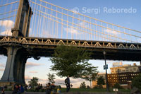 A photographer under the Manhattan Bridge Bridge. This bridge has always lived in the shadow of his illustrious older brother, to the south. Opened in 1909, this bridge does not have the grace of Brooklyn (it is a tangle of cables in blue and white, is lined with barbed wire prison frankly, the pedestrian is on the south side, not in the center, and we have to endure noise and underground tremors), but has its advantages. First, its location in the Chinatown. After a meal in New York Noodle Town (28 ½ Bowery), right there on the corner of Bowery and Canal, are the stairs that lead to the bridge. Within minutes, enjoy the beautiful landscape and view of the Brooklyn Bridge. After walking half an hour, lower another set of stairs and in five minutes you're in Down Under Manhattan Bridge Overpass (DUMBO). A decade ago, when artists settled in its old warehouses and factories, some said it was too sinister there under the Manhattan Bridge, and never would create a neighborhood feel, but there is, ever more beautiful people, galleries, restaurants and shops. Design highlights Prague Kolektiv (143 Front Street), Czech furniture mecca of the twentieth century, Baxter & Liebchen (33 Jay Street), Danish pieces Jacobsen, Henningsen and others, and Wonk (68 Jay Street), and furnishings hypermodern. Loopy Mango In Front (117 Front Street) will dress in vintage, in Pomme (81 Washington Street) bring your sons in the latest fashions, and Jacques Torres Chocolate (66 Water Street) you will find a reason to abandon this diet salad York and Coca-Cola light. To eat brunch are quiet in Dumbo General Store (at 111 Front Street), Indian-Thai fusion cuisine at Rice (81 Washington), and classic American food Bubby's (1 Main), where at night sometimes playing music.