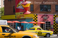 Caliente Cab Restaurant in Greenwich Village. 61 7th Avenue. (From 12:00 p.m. to 2:00 a.m.) 7-20 U.S. $. In the early twentieth century, the neighborhood was the destination of innovative artists, writers and radical revolutionary intellectuals who gave the Village its bohemian character. Since the 30s, was promoted contemporary art galleries in the art of 8th Street and the vanguard of the show was given appointment in the theaters of Bleecker Street. In the '60s, the neighborhood hosted a large gay community around Christopher Street. This group starred in the June 28, 1969 the most famous riot between police and homosexuals at the Stonewall Inn bar was the beginning of the movement for the rights of gays and lesbians.