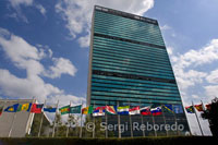 Building of the United Nations Headquarters in Lower Midtown. Between the 42nd and 48th Street at 1st Avenue. (Guided tours Mon-Fri 9:45 to 16:45 / Adults $ 16US / $ 11US seniors and students / children 5-12yrs $ 9US - not sold in advance / not supported under 5 years) 33 East 47th Street. Tel 212-963-8687. In the headquarters of the United Nations met all members once a year in the General Assembly, in addition to the Security Council should meet on cabinet crisis. One of his greatest achievements was signing in 1948 the Universal Declaration of Human Rights. The land on which is not owned by a single country, but of all Member States of the Organization, the United Nations have their own security force and its own fire department, issue their own postage stamps and have activities in the six official languages: Arabic, Chinese, Spanish, French, English and Russian. The 7.2 acres are located in the main building and advice are also gardens filled with roses and some interesting monuments like the statue of peace donated by the former Yugoslavia, or the Peace Bell, cast with 60 coins donated by countries and Japan.