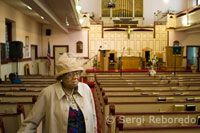 A parishioner leaves mass. Union Congregational Church. 60 138th Street. Phone 212-926-2549. St. Mark The Evangelist Catholic Churca. 65 138th Street. Tel 212-281-4931 (Sun 9pm and 11pm). These two churches, located on the same street as the Abyssinian Baptist Church, just across Malcolm X Boulevard (7th Ave), offer a real vision of what a church in Harlem, without so much paraphernalia or gibberish. Located across from each other, offer Mass on Sunday morning at 9 and 11, with a more modest gospel choir and an infinitely smaller audience. At one, at the end of the same eleven, pastor and austere public share a meal in the bottom of the church, to which everybody is invited. This is the true spirit of Harlem.