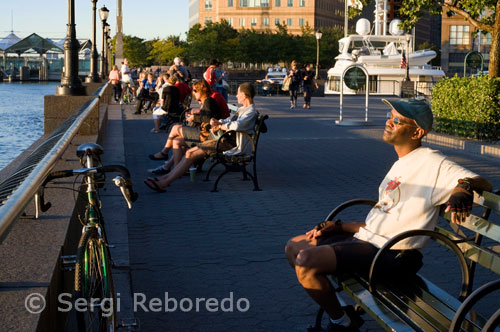 In Battery Park, both residents and tourists have the possibility of a series of activities without leaving the inner-city amenities such as biking, exercise or just taking a walk outdoors. A few feet and between skyscrapers is the Fraunces Tavern Museum (54 Pearl Street and Broad Street). Georgian-style mansion, which owes its name to the Antillean Samuel Fraunces, who made him a popular tavern from 1762. This man was the head waiter George Washigton, where on the second floor, this gave a farewell dinner to his troops after the departure of the British in 1783. We only visited the outside, and we are not overly interested in the history of the United States, and we were not interested in seeing the Magna Carta.