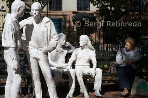 White statues in the square of Christopher Park in Greenwich Village. St. Christopher Sheridan Square subway stop of the same name Christopher St - Sheridan Sq <M> 1-2-3-9 leaves us in this square. Just outside the metro if you look at the corner of the seventh with Christopher, the shop of cigarettes "Village Cigars" stands out from the rest of the landscape by the large amount of advertising that will ball up around him. Just across the street came to Christopher Park, a triangular park with several of the same size white statues that people who walk through it. At the end of the square and hidden among the trees stands a bronze statue in honor of General Philip Sheridan who participated in the Civil War. In this square is also the man who was famous Stonewall Inn bar in 1969 was a spring for the gay rights movement and its struggles against discrimination to which they were subjected. Perhaps the oldest of these monuments is dedicated to the Gay Liberation, located in Christopher Park.