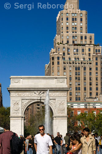 Washington Square Park in Greenwich Village. This huge park to gather today saxophone, blues singers, tourists and college chess players all the time, was once a swampy area in which people are challenged to duels, executions were practiced and had even served as a mass grave. One of the biggest attractions of the park, is Stanford White Arch, a marble arch 22 meters high, which was initially built in wood, and served for the artist Marcel Duchamp in 1916, climbed to the top it, declaring the park "free and independent republic of Washington Square, New Bohemia". Arch of Washington: In 1889, to celebrate the centennial of George Washington's inauguration as president of the United States, a monument of great plaster and wood was erected in memory of Arch on Fifth Avenue, just north of the park. The arch-shaped monument made of plaster and wood, was so popular that in 1892, a white marble arch, designed by architect Stanford, New York, was erected, had 77 feet (23 meters high) and was built just inside the park. During excavations in the eastern arch, they found human remains, a casket and a headstone of 1803, which were discovered to 3 mts. below ground level. The inscription on the arch reads: Let us raise a standard to which the wise and honest can repair. The event is in the hand of God. - Washington. The white arc is modeled in 1806, after it was built the Arc de Triomphe in Paris. In 1918 two statues of George Washington were added to the north. The first source was completed in 1852. The fountain was replaced in 1872. The monument to Giuseppe Garibaldi was opened in 1888.