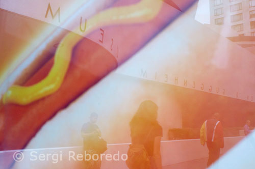 Reflection of a Frankfurt at the Solomon R. Guggenheim Museum. The Guggenheim Museum in New York is the first museum created by the Solomon R. Foundation Guggenheim, dedicated to modern art. Founded in 1937 in Upper East Side, NY. It is the best known of all the museums of the foundation, and is often called simply "The Guggenheim." At first it was called the Museum of non-objective painting, and was founded to showcase avant-garde art of early modern artists as Kandinsky and Mondrian. In 1959 he moved to the place where you are now (corner of 89th Street and 5th Avenue, opposite Central Park), when completed the building designed by architect Frank Lloyd Wright. Solomon did not know whom to choose as an architect for the museum, so he asked the Baroness Hilla von Rebay to choose someone. She chose to Wright because it was the most famous architect of the moment. The building itself became a work of art. From the street, the building looks like a white ribbon wrapped around a cylindrical shape, slightly wider on top than below. Internally, the galleries form a spiral. Thus, the visitor sees the work as you walk through the spiral ramp, like a walk. In 1992 the building was supplemented by attaching a rectangular tower, taller than the original spiral. This modification of Wright's original design generated much controversy. The Wright building has been the victim of some criticisms made by artists who feel that the building overshadows the works displayed there and that is difficult to properly hang paintings. Despite all these facts, it is said that Nathan Handwerker was the one who made them famous hot dogs. The wily German immigrant saved enough money to open his own store this food. Nathan placed large signs advertising their products for half the price of competition and success for 1920 increased with the opening of the Stillwell Subway Station Avenue. Traditionally, hot dogs are made from beef, pork or a combination of both. However, the sausage can vary depending on consumer tastes and preferences. In fact, there are now vegetarian sausages made of meat analogues.