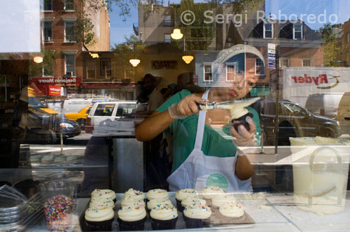 Bakery in the neighborhood of Chelsea. The district is now famous for the many art galleries and exhibitions on offer, including a street (24) completely filled with art. In addition, the move to the area of the visual arts community has projected the neighborhood as one of the centers of modern art, with many artists' studios, and even art museums such as the Rubin Museum, Chelsea Art Museum, and the Graffiti Research Lab The district center is complete with avant-garde theater and visual arts. The Magnolia bakery, famous for its cupcakes (a kind cupcake with vanilla or chocolate covered) has just opened a branch in Midtown at the corner of 49th St. and Sixth Avenue in Rockefeller Center area. At the moment there is almost always in line to access it. Nearby is also a new Dean and Deluca, one of the most classic eateries of New York.