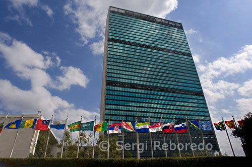 Building of the United Nations Headquarters in Lower Midtown. Between the 42nd and 48th Street at 1st Avenue. (Guided tours Mon-Fri 9:45 to 16:45 / adult $ 16US / $ 11US seniors and students / children 5-12yrs $ 9US - not sold in advance / not supported under 5 years) 33 East 47th Street. Tel 212-963-8687. In the headquarters of the United Nations met all members once a year in the General Assembly, in addition to the Security Council should meet on cabinet crisis. One of his greatest achievements was signing in 1948 the Universal Declaration of Human Rights. The land on which is not owned by a single country, but of all Member States of the Organization, the United Nations have their own security force and its own fire department, issue their own postage stamps and have activities in the six official languages: Arabic, Chinese, Spanish, French, English and Russian. The 7.2 acres are located in the main building and advice are also gardens filled with roses and some interesting monuments like the statue of peace donated by the former Yugoslavia, or the Peace Bell, cast with 60 coins donated by countries and Japan. The main headquarters of the United Nations Organization is a distinctive complex in New York City that served as headquarters of the United Nations since its completion in 1950. It is located in the vicinity of Turtle Bay in the eastern part of Midtown Manhattan. Although located in New York City, the territory occupied by the United Nations headquarters, is considered international territory and its borders are First Avenue to the west, the Forty-second Street to the south, the forty-eighth to the north and East York River to the east. The United Nations Headquarters in New York was built in 1949 and 1950 along the East River, in 17 acres of land purchased from the foremost New York at the time, William Zeckendorf, the purchase was arranged by Nelson Rockefeller, after an initial offer of putting it on the Rockefeller family estate of Kykuit was rejected as being too far from Manhattan. The eight and a half million dollars from the purchase of the land was financed by his father John D. Rockefeller, Jr., who donated to the city. The chief architect of the complex was Wallace Harrison, architect-adviser of the family.