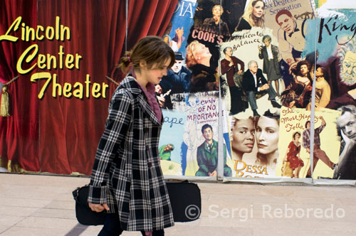 An actress walks down the outside of the Lincoln Center Theater. Lincoln Center, 150 West 65th Street.Telf 212-362-7500. Theater divided into two rooms, the Mitzi E Newhouse, of 280 localities and the Vivian Beaumont in 1000. These rooms offer quality performances and even a musical first. The building also houses the New York Public Library for the Performing Arts which houses the largest collection of New York of sound recordings, videos, books and original scores of Bach and Beethoven. The Lincoln Center, also known as Lincoln Center for the Performing Arts is a complex of 61,000 m² building in the city of New York that is home to 12 arts organizations: The Chamber Music Society of Lincoln Center, The Film Society of Lincoln Center , Jazz at Lincoln Center, The Juilliard School, Lincoln Center Theater, The Metropolitan Opera, New York City Ballet, New York City Opera, New York Philharmonic, The New York Public Library for the Performing Arts, School of American Ballet, and Lincoln Center for the Performing Arts, Inc. was built under the program of Robert Moses' urban renewal in the 1960s by a consortium led by the initiative of John D. Rockefeller III. It was the first major cultural institutions were centralized in a U.S. city. It is located between Columbus and Amsterdam avenues surrounded by West 62nd and 66th streets, in the part of Manhattan known as the Upper West Side (Part northwest).