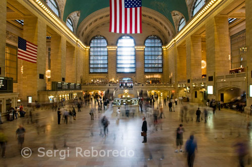 Grand Central Station Terminal in Lower Midtown. 42nd Street and Park Avenue. Phone 212-340-2583. (Free sightseeing Wed-Fri 12:30 pm). Symbol of the City of New York, also called Grand Central to dry building was completed in 1913 and still today is the largest station in the world in number of platforms, 44 with 67 tracks, 41 on the upper level and 26 in the bottom. It was built in the Beaux Arts style, and stands above the main lobby with its high vaulted ceiling and three huge windows 23 feet high. For this hall daily spend half a million people and is one of the sets common in films shot in the city. The vaulted ceiling is painted in green decorated with zodiac signs painted upside down by the Frenchman Paul Helleu. The station also has all kinds of shops and restaurants of both label and snacks. Grand Central Station Terminal in Lower Midtown. 42nd Street and Park Avenue. Phone 212-340-2583. (Free sightseeing Wed-Fri 12:30 pm). Symbol of the City of New York, also called Grand Central to dry building was completed in 1913 and still today is the largest station in the world in number of platforms, 44 with 67 tracks, 41 on the upper level and 26 in the bottom. It was built in the Beaux Arts style, and stands above the main lobby with its high vaulted ceiling and three huge windows 23 feet high. Opened in February 1913 and renovated in 1998, Grand Central Terminal is one of the architectural jewels of New York. The current station was built on the old Grand Central Station, opened in 1871 and with a name that still many use to refer to the current season. The construction of Grand Central Terminal was motivated by the need to bury the tracks and retire steam trains. From the first sketches, works completarse.En took 10 years to 50 years, the boom of the automobile and the creation of new residential areas meant that the train fell into disuse. This, coupled with the large increase in land price in Manhattan, started the season hanging by a thread. Finally, to save the station, decided to build shopping centers in this and sell the office building had been built at the back. That sale came the skyscrapers of the Pan Am (now MetLife), 59 plantas.Si well over 100,000 people use this station daily, this number is decimated by the number of tourists who come to shop at their stores, eat in restaurants or just take pictures of the building. The most striking part of the season is undoubtedly the hall, Vanderbilt Hall is a waiting room of more than 1,100 square meters. The most surprising of the room, besides its size, are your ceilings and decor in general.