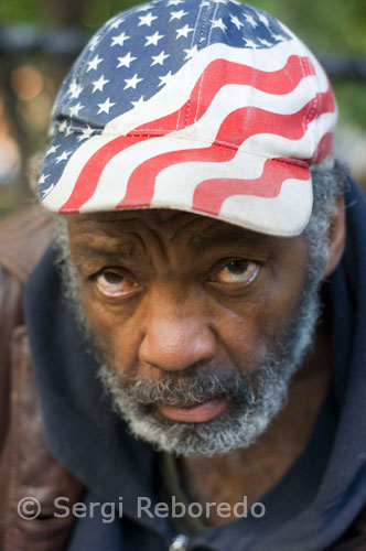 A homeless man roams the Tompkins Square Plaza, the heart of East Village. In the area bordering the park are very cheap restaurants, a cafe-bar open almost 24 hours, bookshops, clothes shops second hand (affordable). The number of homeless in this city in 2004 reached a record high, exceeding the number of homeless people in the Great Depression of the 30s. Last year 102 600 people sought refuge in government shelters, while in 2003 were 95 300 homeless, showed a study by the Coalition for the Homeless, said PL. During the crisis from 1929 to 1933 thousands of people left homeless, but now statistics show tens of thousands, the report said the Coalition, the association of assistance to the country's oldest homeless. Only last January, 36 600 children and adults slept in city shelters, 18% more than those who stay in these conditions in 2002. The groups most affected by homelessness were minorities, and within infants and single women. Hispanics and African Americans comprised 85% of homeless people in 2004. Moreover, the number of homeless single women reached a record level in January 2005, by resorting to local shelters every day about 2 000 females, which in many cases fleeing domestic violence. Once at the shelters, the study had to face many difficulties and mistreatment, which became more painful your situation.