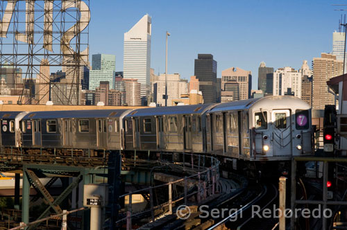 Metro stop line 7 Queensboro Plaza. The 7 Flushing Local (local Flushing Line 7) is a service of Metro New York City, the service works as a local path along the Flushing Line, with express service (7 Flushing Express) denoted by an icon in the form diamond on all trains service 7 instead of having a circular icon. The express service operates routes during peak hours (towards the Times Square every morning, and onto Main Street-Flushing in the afternoon) between 06:30 and 22:00 (6:30 am and 10:00 pm ET) weekdays. The express service to Manhattan is also provided after the games at Shea Stadium. The service is solid purple on official maps of the subway in New York and is the only path to the Flushing line. This route is the only system that has 11 carriages, the train's largest IRT. The 7 train service has been referred to in some publications as the "International Express" because the route passes through several different ethnic neighborhoods. However, this name is not official, nor is the name used during daily operations. This line was the great strength for the Redbird cars series. Until 2002, the entire fleet was named World's Fair R33/36 Version. As time passed, the Redbirds were replaced by the Bombardier-built cars R62A models. On November 3, 2003, the last Redbird train model made its final trip on this line, making all stops between Times Square and Willets Point-Shea Stadium. Several Redbird model cars serving the line were decorated with the logo of the Mets during the 2000 Subway Series against the New York Yankees, because the line runs adjacent to Shea Stadium. March 30 just 100 years ago the first cars crossed the bows of the Queensborough Bridge, a bridge over 2 miles long that connects Queens to Manhattan on the East River, and has become part of landscape characteristic of New York. The bridge, which required 8 years to build, was designed by Gustav Lindenthal and designed to unite Manhattan and Queens as part of the four bridges that unite the island with the rest of the "boroughs" or New York City neighborhoods.