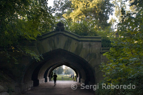 Entrance to the park from Prospect Park. <M> Prostect Park B-Q. Crossing Grand Army Plaza to the south we arrived at Prospect Park, with a large expanse of lawn about 40 hectares, in which the people of Brooklyn are doing here as well as their counterparts in Manhattan in Central Park. In the southern part of the park is a small lake called Lake Prospect with a creek and a white terra cotta mansion called The Boathouse. In summer, the New York Philharmonic concerts, musical program in this park, which attracts people from all over New York. Prospect Park is an area of 237 hectares of the most populated district in the city of New York in the heart of Brooklyn. Its design was landscaped by the same architects, Frederick Law Olmsted and Calvert Vaux, who designed Central Park. More than seven million people visit the park every year. The park has 36 acres of virgin prairie that is called 'Long Meadow. " Every year the New York Philharmonic presents numerous summer concerts. Added to that, Prospect Park contains the only forest in Brooklyn. Inside the forest is 'The Ravine', a steep and narrow canyon with flowing water. Visitors can enjoy hiking through the jungle. In addition, have the opportunity to enjoy fishing and pedal boating in the lake of 24 acres of Prospect Park. Also available are power boating. The park is also home to the Audubon Center, an interactive exhibit that allows visitors internalized more on what the park is concerned. The Audubon Center has an information center, a gift shop and cafe. Besides all this, the park also highlights the zoo (Prospect Park Zoo). It has 400 animals of 80 species, apart from the many exhibits for children as "Animal World" (World of Animals), in which children can observe prairie dogs and small kangaroos closely. Other options offered by the park include: • The villa of Litchfield • The Grand Army Plaza • The Children's Corner (Children's Corner), near the Zoo • The ice rink 'Wollman Rink' • The center of tennis • House picnic