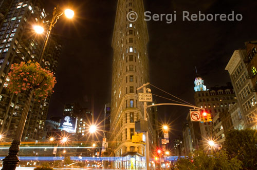 Flatiron Building. Between 22nd St. and 23rd St. and between Broadway and 5th Ave Fuller Building Also known by its founder, construction was completed in 1902 and was one of the first skyscrapers that incorporated a steel structure which will allowed to reach 87 meters in height. The facade of limestone and clay, forms a triangle that only two meters wide in the 23rd St. and resembles the prow of a ship. Designed by architect Daniel Burnham who was inspired by Italian Renaissance architecture, looking for beauty and perfection through geometric calculations. The building is located at 175 Fifth Avenue (5th Avenue). The triangular shape of the Flatiron Building is defined by Broadway Street on the east and 5th Avenue on the west, 22nd Street to the south. The defendant vertex of the two main fronts converging on a curve leaves only 2 meters wide between them. These two walls have an angle between them of only 25 degrees. The 5th Avenue and Calle Broadway defining this interesting skyscrapers from the standpoint of structural and architectural triangular, motivated this area is also known as the area of bystanders, since after built the building began to exist numerous air currents caused to rise up the skirts of women passing through the streets of the neighborhood. The materials used in the Fine Arts style facade of limestone are combined with terra-cotta panels of different shapes pillow. There are also several different ornamental facades of French and Italian Renaissance influence. The building seems to evoke the majestic figure of a classical Greek column divided into three parts. The Flatiron Building, for its style, its forms and indisputable as a symbol of the History of New York and the United States, was declared a National Monument in 1989, the famous building is also registered in the National Register Historic Places since 1979.