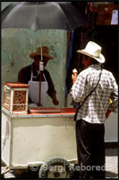 En l'època colonial, Oaxaca va arribar a ocupar un lloc prominent en el desenvolupament de la Nova Espanya. Les estades de bestiar major proveïen de llanes als telers de Pobla, les hisendes conreaven canya de sucre amb la qual s'elaboraven els més famosos dolços del virregnat, es criaven els millors cavalls del continent, s'explotaven l'or, la plata i els tints derivats de l'ocupació de la grana cotxinilla, i als ports de Huatulco i Salina Cruz arribaven els tresors del Perú, Guayaquil i Guatemala i les sedes, teles i espècies carregades a Filipines. El desenvolupament de les ciutats, ports, enginys i indústries, implantat en paral · lel amb les glòries i misèries de la tasca evangelitzadora, no enderrocar el sistema de creences i formes de vida de les comunitats indígenes, que van integrar els seus vells valors, gairebé modificar-los, amb els símbols i pràctiques de la nova fe. En 1577, el bisbe de la diòcesi d'Oaxaca, Fra Bernat de Alburquerque, narra a Felip II les dificultats de la seva tasca en una terra on els indis parlen 22 llengües, viuen "més vessats i escampats" que a Biscaia ia Navarra i "mamen les idolatries dels pits de les seves mares ".