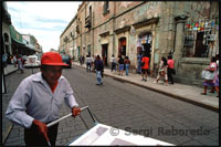 El lloc per excel · lència de l'intercanvi és el mercat. L'escriptor D. H. Lawrence, que va viure a Oaxaca, entén els mercats Oaxaca com un espai ideat per a la comunió de la gent. "Els homes - escriu en la seva obra Dia de Mercat a Oaxaca - han inventat dues excuses per apropar-se a combregar lliurement en torbes heterogènies i sense sospites: la religió i el mercat. Una braçada de llenya, una manta, uns quants ous i tomàquets són suficients per vendre, comprar, regatejar i canviar. canviar sobre totes les coses contacte humà. Aquesta és la raó del seu amor al regateig, encara que la diferència sigui 00000 un cèntim ". Els mercats es succeeixen i es multipliquen. Diumenge en Tlacolula, dilluns a Miahuatlán, dimarts a Ayoquezco, dimecres a Etla i Zimatlán, dijous a Ejutla i Zaachila, divendres a Ocotlán, dissabte a Oaxaca. Els llocs s'alineen i s'organitzen per gremis, costums, famílies o simples atzars. Dones embolicades en els seus prodigiosos huipiles governen la majoria dels llocs, dedicats a vendre, cada un, en general, una sola gamma de productes, de manera que cal recórrer tot el mercat per obtenir una completa representació del món.