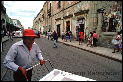 El lloc per excel · lència de l'intercanvi és el mercat. L'escriptor D. H. Lawrence, que va viure a Oaxaca, entén els mercats Oaxaca com un espai ideat per a la comunió de la gent. "Els homes - escriu en la seva obra Dia de Mercat a Oaxaca - han inventat dues excuses per apropar-se a combregar lliurement en torbes heterogènies i sense sospites: la religió i el mercat. Una braçada de llenya, una manta, uns quants ous i tomàquets són suficients per vendre, comprar, regatejar i canviar. canviar sobre totes les coses contacte humà. Aquesta és la raó del seu amor al regateig, encara que la diferència sigui 00000 un cèntim ". Els mercats es succeeixen i es multipliquen. Diumenge en Tlacolula, dilluns a Miahuatlán, dimarts a Ayoquezco, dimecres a Etla i Zimatlán, dijous a Ejutla i Zaachila, divendres a Ocotlán, dissabte a Oaxaca. Els llocs s'alineen i s'organitzen per gremis, costums, famílies o simples atzars. Dones embolicades en els seus prodigiosos huipiles governen la majoria dels llocs, dedicats a vendre, cada un, en general, una sola gamma de productes, de manera que cal recórrer tot el mercat per obtenir una completa representació del món. Entre menjar i menjar caben els populars antojitos, entremesos o tentenpiés, les manifestacions més populars són els tamales, les truites, les clayudas i els totopos. Entre les begudes destaquen les alcohòliques, com el mezcal, el pulque, el tepache o l'excel · lent cervesa mexicana, i les refrescants, com el tejate (beguda freda de cacau mòlt, diluït en aigua de blat de moro) o les aigües fresques, que tenen gust de cervesa de pinya, a orxata de meló o guanábana amb ametlla.