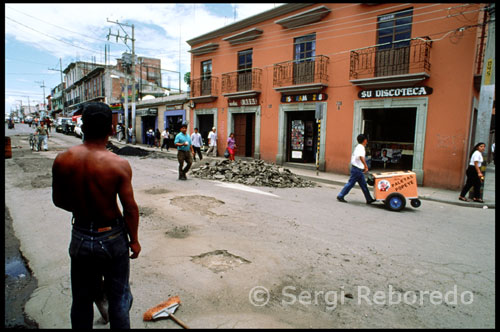 Cortés estimava els mercats Oaxaca, l'origen potser es trobi juntament amb el de la primera collita, el primer afany. L'espai principal de Muntanya Albán és una plaça, un seient de mercat. Els espanyols van aixecar la Ciutat d'Oaxaca sobre un eix en què s'organitzaven el poder públic, el poder religiós i els mercats. Comprar, vendre, canviar i, sobretot, combregar. Els temples colonials van haver de competir, d'una banda, amb l'explosió de vida dels mercats, i, d'un altre, amb una naturalesa exuberant, els colors i formes no eren imaginables a la sòbria Espanya. Els temples havien de ser més alts que els savinars, més grans que els mercats, més rics que la millor de les mines. I així són. Tal va ser la seva bogeria. En 1546, Gonzalo de les Cases, parent llunyà de Cortès, va fer venir d'Espanya a Francisco Becerra Trujillo, autor del primer projecte de l'Escorial, perquè dirigís les obres de l'església de Yanhuitlán. Sis mil indis van treballar sense descans durant vint en aquesta construcció, de prodigiosa factura, rematada amb magnífics artesonados d'inspiració àrab, direcció espanyola i elaboració indígena. La rebosteria d'Oaxaca és també molt barroca i la seva preparació exigeix ??temps, fantasia i dedicació. Hi ha tortitas, torrons, truites d'ou, neus nascudes de l'antiga costum de portar la pedra de la serra, quan no existia el gel, paletes de fruites, llavors dolços, nèctars gelats, i quesillo, un formatge exquisit nuat en tires. El cafè és excepcional i podria competir, amb una mica de promoció, amb els millors del món, per qualitat, gust i aroma. El seu rival, a mitja tarda, és la xocolata, que embruixar als espanyols.