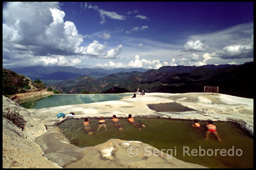 The water temperature is slightly higher than the environmental fluctuating between 22 and 25 degrees Celsius (71 and 77 ° F) and therefore by far below the boiling point. However, the natural beauty is not the only attraction Boil Water, which is mostly an important archaeological site whose long history has allowed us to study various aspects of the culture and lifestyle of the ancient inhabitants of the region. Currently has restrooms, locker rooms, palapas, pool and small eateries to eat. There are also fully equipped cabins for the night or a Tourist Y with essential services. • San Lorenzo Albarradas Location: Located east of Oaxaca City, 80 kilometers (50 miles) from the highway 190 to the Isthmus, turn left at the km.39 about going Mitla follow the road leading to Ayutla Mixes until joining the deviation to the right that will take you to San Lorenzo Albarradas. Approximate travel time: [2:00] Boil Water is in the hamlet of Roeguía, which itself is 5 kilometers (3 miles) from San Lorenzo Albarradas. • Work Wrought Iron blacksmithing was introduced in colonial Oaxaca and made famous, especially the work of forging and Jamiltepec Juquila, with its famous coastal machetes and artistic fences of Tlacolula. • Jewellery Jewelry has grown in Oaxaca since colonial times and still is performed with many of the traditional techniques and tools. Foremost among the wide variety of designs, reproductions of the jewels found in Monte Alban.