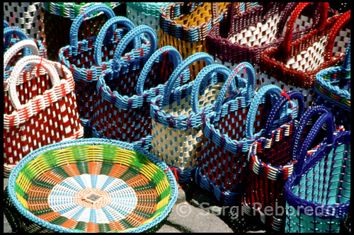 The Zócalo, remains, plus one of the most beautiful squares in Mexico, the center of life in Oaxaca. The arcades that the Government Palace and the buildings house restaurants, terraces, portals and cafes. From early in the morning and people are talking at the tables, in the shade of the enormous Indian laurels. The conversation can be accompanied, as far, with chocolate for dunking, café de olla (boiled with cinnamon and sugar cane), lemon and mezcal with worm salt, tequila, juice or beer excellent. It is not uncommon to stick out through the square herbalists, earworms, healers, vendors grasshoppers, various artisans or buttons. The herb basil offer, starfish and nutmeg healers to mitigate insomnia and pushers floripondio cure fright and soul loss. According to Elliot Weinberger, English translator of Octavio Paz, the Zocalo of Oaxaca is the place to do nothing. • Day of the Dead 1 and 2 November in all city cemeteries, the graves of the dead are decorated with flowers. In the build altars with wreaths, fruits and meals, not to miss the mezcal, cigarettes or other gifts to the dearly departed, because it is thought that the Day of the Dead spirits they visit and take the essence of the offerings. • Virgin Juquila December 8 (Santa Catarina Juquila) The Virgin is a small image that belonged to Friar Jordan de Santa Catalina and he donated it to a natural indigenous Amialtepec where began to worship the image of the Virgin. The party held in her honor is a great popular fair.