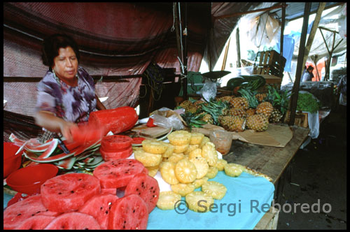 Of all the markets of the capital, the most popular is probably the November 20, specializing in food, much frequented by the Oaxacan and able to seduce, as Indian markets, only for the quality of its aromas. At the entrance are located chicharrones posts jerky, beef jerky and dried tripe, then sellers are chocolate, bread stalls. At the end are the barbecues and eateries, where every day you can enjoy an appetizer or a meal more serious: tasajo strand, for example, followed by egg sauce with epazote leaves, enmoladas, chilaquiles beans, cheese, and, to top it with beans and chochollotes rabbit grass and a good cup of atole white sprinkles. In the market's Benito Juárez Maza also fruits, vegetables, flowers, snow and fresh waters, blouses, skirts, embroidered silks, alebrijes, the fishmongers that occupied an entire street, the fruit vendors and distributors of fresh cheeses, Oaxacan cheese consisting of delicious strings that wrapped each other, eventually compose a large round cheese. In the market there is everything Abastos (San Antonino fabrics, baskets and Ocotlan figurines, sculptures Isthmus, Mitla jewelry, pottery from San Bartolo Coyotepec), is located next to the main bus second class, there are also many other markets - the Sanchez Pascua, Democracy, the hairline - almost as many as churches. At night, the auditorium fills again to accept the representation of the founding of Oaxaca: The Legend of Princess Donají Zapotec, which was given as a hostage to the Mixtecs to preserve peace in the Valley of Oaxaca. As Verdi's Aida, heroin had a tragic Zapotec: assumed the risk of dying and losing her beloved forever, Prince Nucano Mixtec, rather than betray his people. Donají facilitated an attack of the Zapotecs, who failed to release. In retaliation, her captors beheaded. Nucano, her lover Prince, was the one who was buried. Legend says that Donají not lost with the death of beauty that still continues in the tomb where rests with her beloved, in the nave of the temple of Cuilapan of Guerrero.