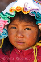 Una niña del pueblo de Llachón vestida con un traje típico regional. 