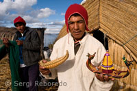 Tradicionalmente, la caza y la pesca eran el modo básico de subsistencia de los Uros, pero con el fomento del turismo gracias a la proximidad a Puno, ahora, todo gira alrededor de la artesanía fabricada, claro está, con caña de totora.