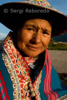Una mujer vestida con trajes típicos regionales de la zona del Valle del Colca.