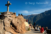 En la Cruz del Cóndor los turistas buscan el mejor lugar donde poder avistar al cóndor andino sobrevolando por el cañón.