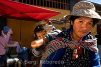 Una madre carga a su hija en las proximidades del mercado de Chivay, uno de los pequeños pueblos del Valle del Colca. 