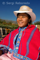 Una vendedora vestida con su traje típico regional en Yanke, uno de los pequeños pueblos del Valle del Colca.