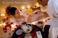 Cristina Silvente. Bathrooms Romantic Hotel Monasterio in Cuzco. Bathrooms are in the room, one of which the Romance Andino, adorned the rose petal bath salts romantic Mimosa drinks, candles around the tub and chocolates kiwicha.