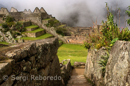 Because of its location strategically established for its protection, because of its number of temples and their architectonic quality, because of the small amount of "kanchas" (apartments for extended families), and because of the several characteristics that Machupicchu presents: originally, it was a regional power center dependent from Qosqo. That is, it was a small religious and political capital. Surely, it served as a dwelling for the Inka or any high ranked dignitary from the Capital, as well as for a selected nobility that had the privilege of having an "Aqllawasi" that was something like a monastery for "Chosen Women" or "Virgins of the Sun" devoted to cult and for service of its privileged population too. Most modern archaeologists and historians state that Machupicchu was made built and used by Inka Pachakuteq, who was the Tawantinsuyo's greatest statesman and ruled from 1438 to 1471, as his "Royal Farmstead". Scholars use for this assertion the chronological dating given by the carbon 14 or radiocarbon, its doubtless "Imperial Inka" architectonic style, the predominant ceramic pieces, and some other scientifically valid facts. Even more, the archaeological evidences discard totally any possibility of pre-Inkan settlements in this region. According to the buildings that are found in the Inkan City, the population during its apogee is calculated to have been about 1000 people. According to the mummies found by the Bingham expedition about 80% of the Machupicchu population were women; that is the strong support to assert that over here existed an important "Aqllawasi" (House of Chosen Women), chosen among the prettiest and most virtuous, they were considered as the Sun's wives. Many modern scholars suggest that a large part of them were the Inka's wives too, considering that he was the son of the Sun; therefore, a living god. Thus the Inka lived in his property, along with his wives. It was normal for the Inka to have hundreds of concubines, and for example, our history states that Wayna Qhapaq who was father of Waskar and Atawallpa had more than 400 children. Nevertheless, his main wife must have been a sister of his; only that way they could keep the "solar blood" that they supposedly had. The throne heir had to be a son of the Inka and his sister.