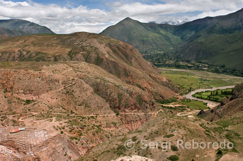 Going on, from the "salt works" through the trail towards the Northwest and following the small valley one gets to Pichingoto that is located already in the Sacred Inkas' Valley. It is also possible to reach Pichingoto walking from the "Rumichaka" bus stop, about 7 kms. (4.35 miles) away from Urubamba on the road toward Ollantaytambo. Pichingoto is a Quechua community dwelling in the base of the basalt "Qoriq'aqya" Mountain; the houses have facades that are made with sun-dried mud-bricks, but, which entrails are carved in the mountain. They are small caverns or caves inhabited even today by the beginning of the XXI century; although, their occupants are already educated or have some instruction level, they have a small Catholic Chapel and even electricity inside their houses. Some authors suggest that the name comes from "pichinco" (bird), and "q'oto" (goiter). It is argued that goiter (an enlargement of the thyroid gland visible as a swelling of the front of the neck; supposed to be a consequence of lack or scarcity of iodine) was very common among its inhabitants who consumed non treated salt from the "salt works"; but, all that is not probable because today the local population that consumes the same salt do not show any goiter. Possibly its name comes from "Pichinco"= bird, and "T'oqo"= hollow. Its inhabitants believe themselves to be descendants of birds and apparently until the first decades of the present century they lived in caves on the other side of the mountain and on an upper level where they climbed with the help of ropes and ladders. The origins of this community are lost in the past's darkness and it is believed that some time ago they lived in Maras.