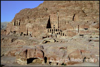 Often described as the eighth wonder of the ancient world, Petra is without doubt the most precious treasure of Jordan and its most important tourist attraction. It's a huge city carved entirely on the rocks by the Nabateans, an Arab tribe hardworking who settled in the area over 2,000 years ago and became an important city of passage routes linking the silk, the spices and other connecting China, India and southern Arabia with Egypt, Syria, Greece and Rome.