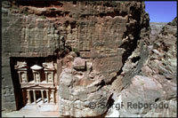 El Tresor és la primera de les moltes meravelles que es troben a Petra. Necessitarà almenys quatre o cinc dies per conèixer la ciutat a fons. Segons s'accedeix a la vall de Petra, el visitant quedarà esglaiat per la bellesa natural d'aquest lloc i la seva impressionant arquitectura. Hi ha centenars d'elaborades tombes excavades a la roca amb complicats gravats que, al contrari que les cases, que van ser destruïdes pel terratrèmol, es van construir per durar tota l'eternitat i 500 han sobreviscut, buides, però irremeiablement captivadores en passar per les seves fosques entrades . També hi ha un gran teatre construït pels nabateus