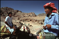 Within the enclosure, several craftsmen of the city of Wadi Musa and the nearby Bedouin settlement ride their small stalls to sell local crafts such as pottery and Bedouin jewelery, plus bottles of colored sand in the area.