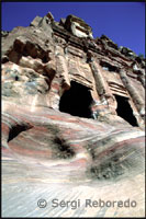 Not allowed access to the site to motorized vehicles. If you do not want to walk, rent a horse or a horse-drawn carriage to tour the Siq, 1 kilometer in length. For the elderly or disabled, the Visitor Center, located near the entrance to the Siq, grants special permission (for an additional price) for transfer to the inside Petra to visit the main attractions. Once inside the enclosure, you can rent a donkey or, if you are looking for a little adventure, a camel. The two options include the accompaniment of a caregiver and the trails of the site.